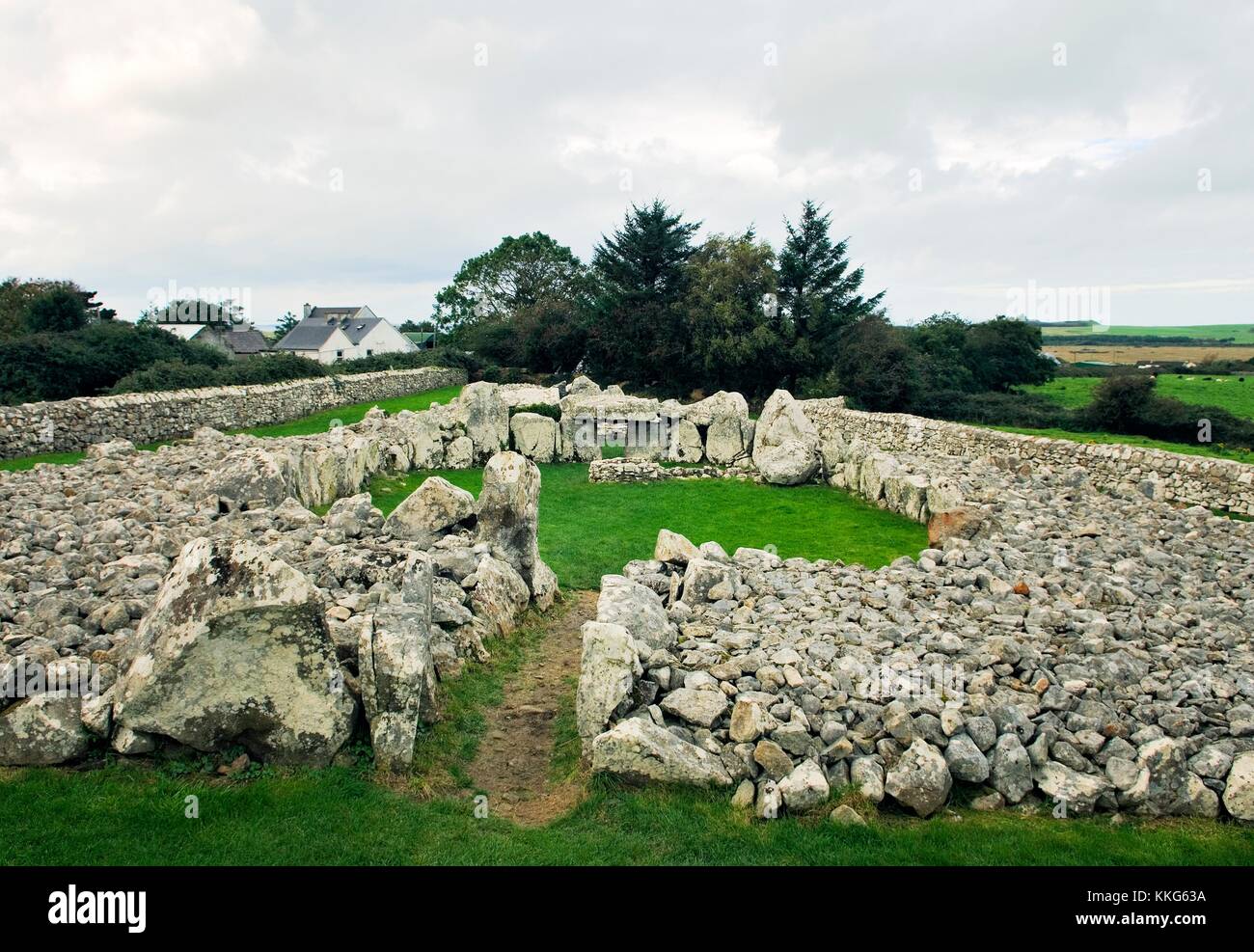 Creevykeel Cour chambre funéraire préhistorique Cairn complexe près de Cliffony, Comté de Sligo, Irlande. Entre 4500 et 5000 ans. Banque D'Images