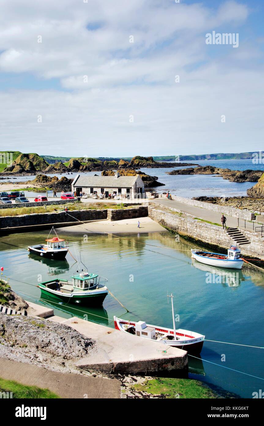 Ballintoy Harbour à White Park Bay entre Bushmills et Ballycastle sur la route côtière du comté d'Antrim, Irlande du Nord Banque D'Images