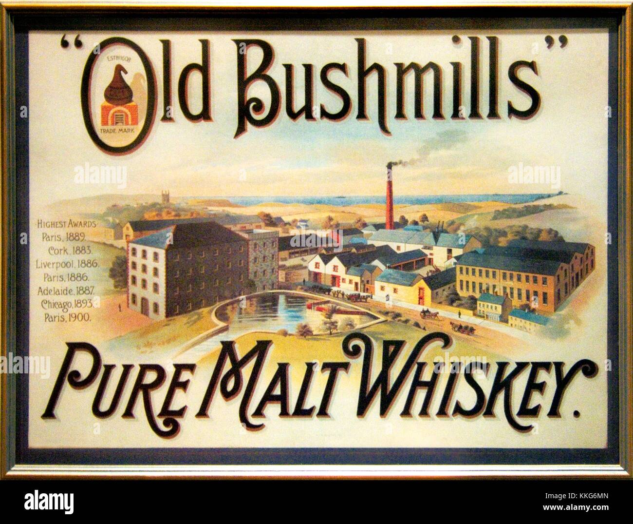 Old Bushmills Irish whiskey vieille affiche publicitaire. Le comté d'Antrim, en Irlande. plus ancienne distillerie. licence accordée en 1608. Banque D'Images