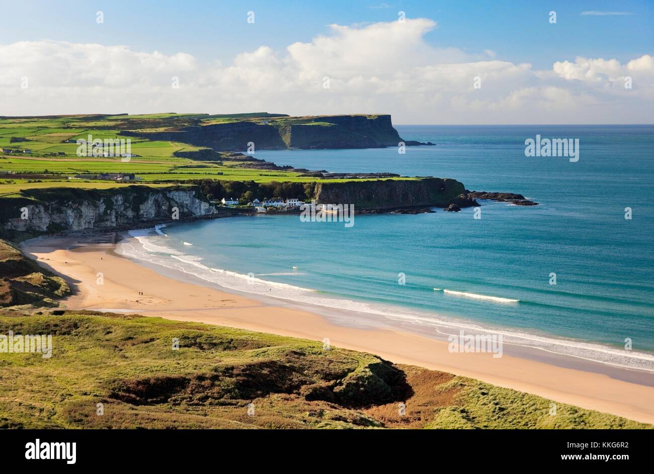 White park Bay sur la côte de la Chaussée des géants du comté d'Antrim, en Irlande. à la recherche d'portbraddon village et les promontoires causeway Banque D'Images