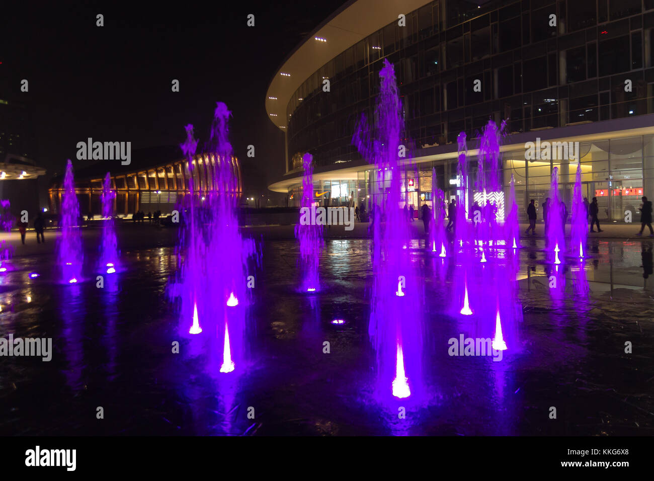 MILAN, ITALIE - 30 octobre 2016 : financial district Vue de nuit. L'eau des fontaines illuminées. Les gratte-ciel modernes dans Gae Aulenti square. La banque Unicredit à Banque D'Images