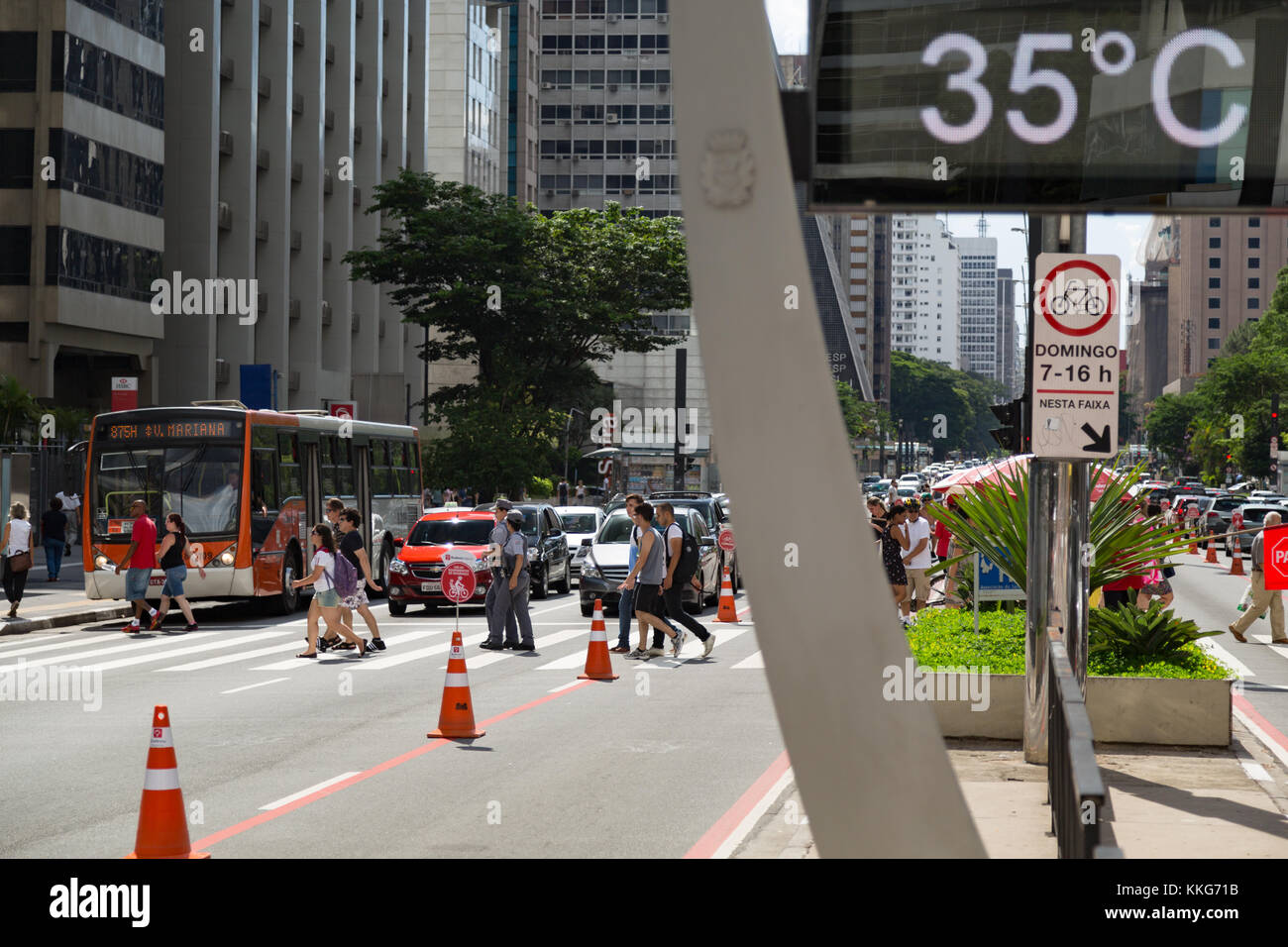 Voie cyclable piétons traversant le long de l'Avenida Paulista (de l'Avenue Paulista) pendant chaud dimanche après-midi ensoleillé, Sao Paulo, Brésil Banque D'Images