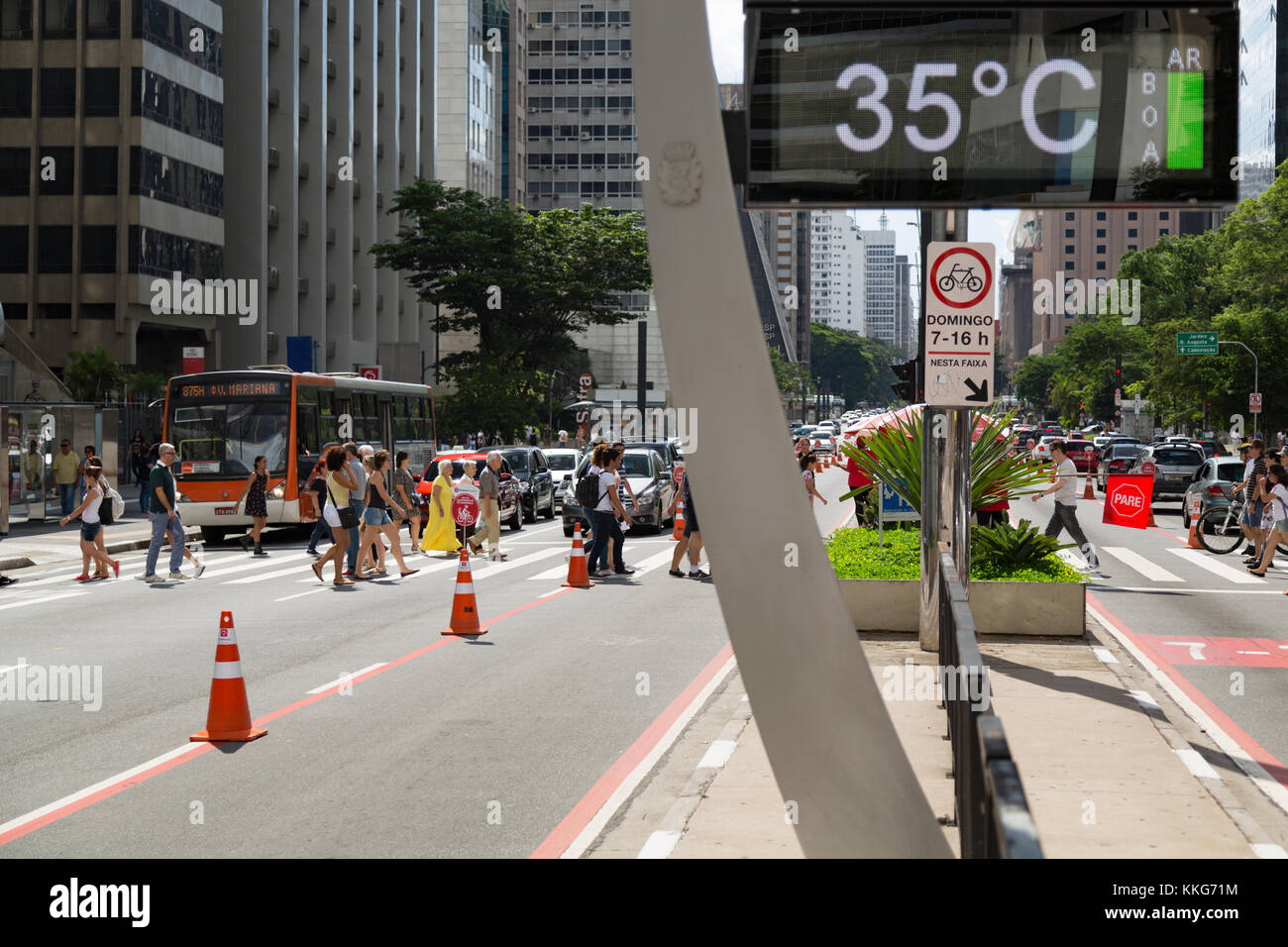 Voie cyclable piétons traversant le long de l'Avenida Paulista (de l'Avenue Paulista) pendant chaud dimanche après-midi ensoleillé, Sao Paulo, Brésil Banque D'Images