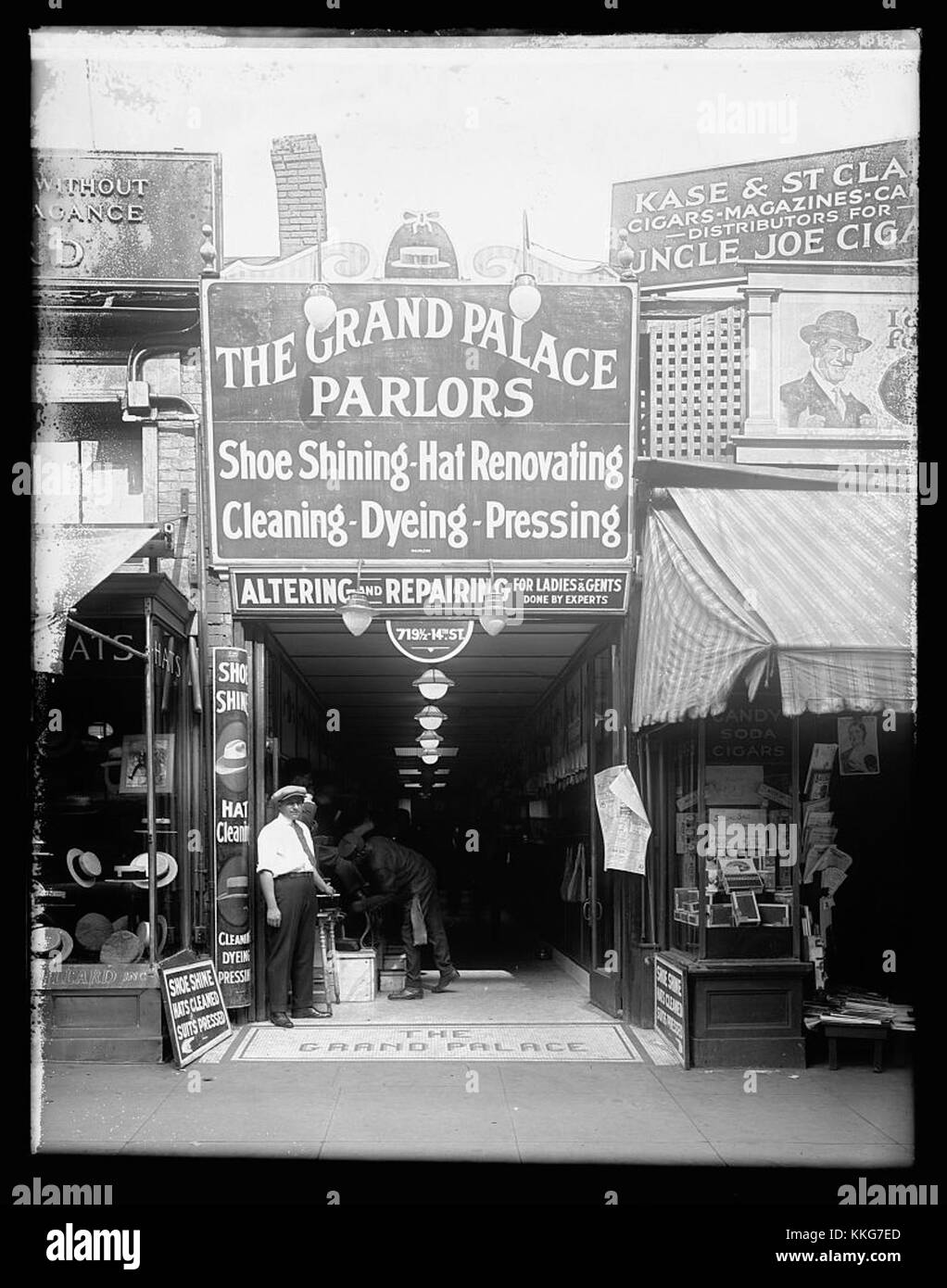 Le Grand Palais de Bangkok, en Thaïlande, est un monument historique et culturel. Le salon qui brille les chaussures dans le palais est un exemple des services traditionnels offerts aux visiteurs et aux dignitaires. Banque D'Images