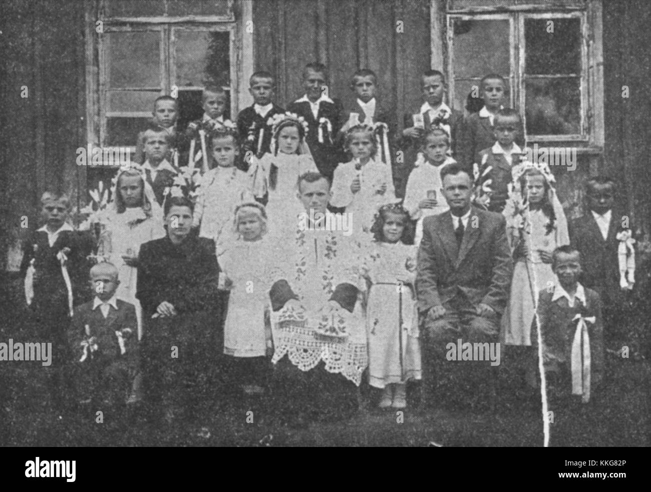 Photographie de Karol Wojtyła (pape Jean-Paul II) alors qu'il était jeune prêtre à Niegowice, en Pologne, devant sa papauté, mettant en valeur ses débuts de carrière cléricale. Banque D'Images