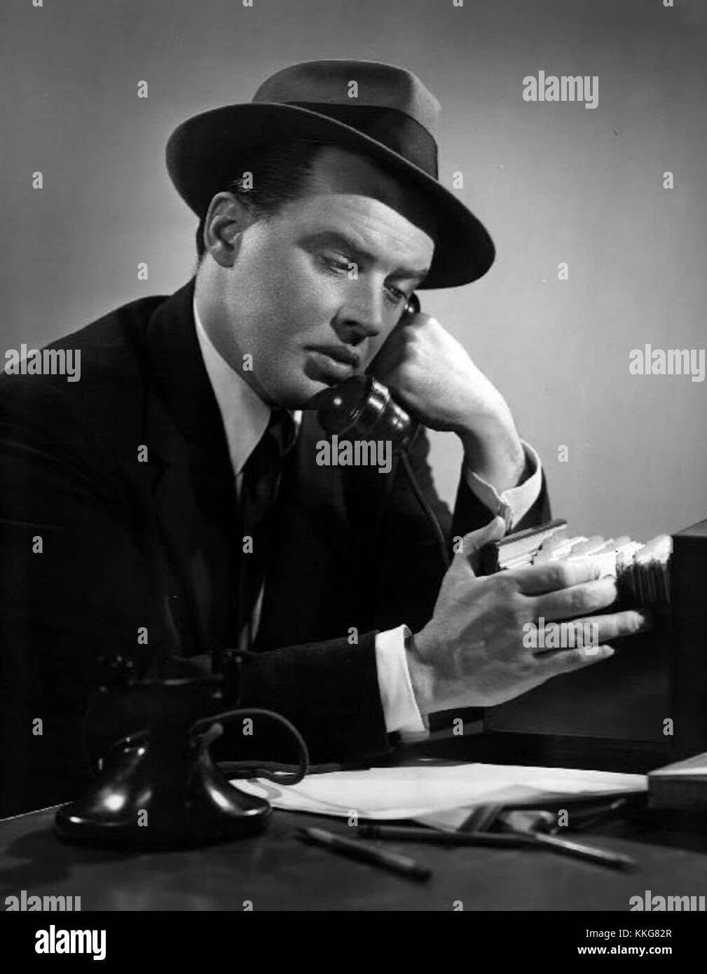 John McQuade et Charlie Wild étaient des détectives privés fictifs apparus dans la série criminelle de 1951. Connus pour leurs talents d'enquêteur, ils sont devenus des figures emblématiques du genre détective, mettant en vedette des aventures de résolution de crimes dans des décors du milieu du XXe siècle. Banque D'Images