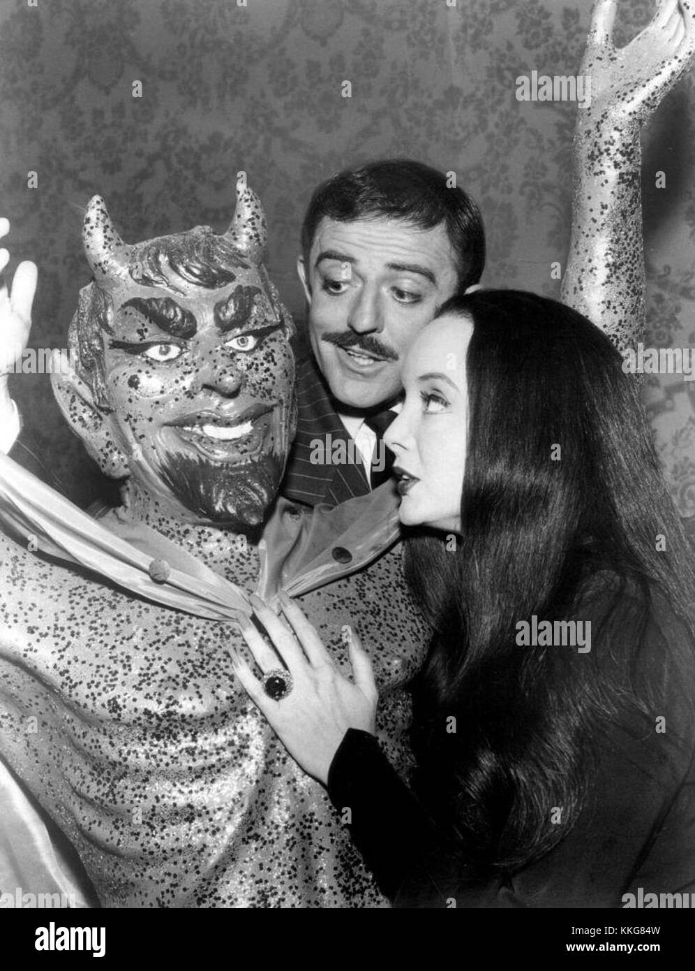 John Astin et Carolyn Jones ont joué le rôle de Gomez et Morticia Addams dans la série télévisée de 1965 'The Addams Family', dépeignant le couple excentrique et sombre dans cette série emblématique. Banque D'Images