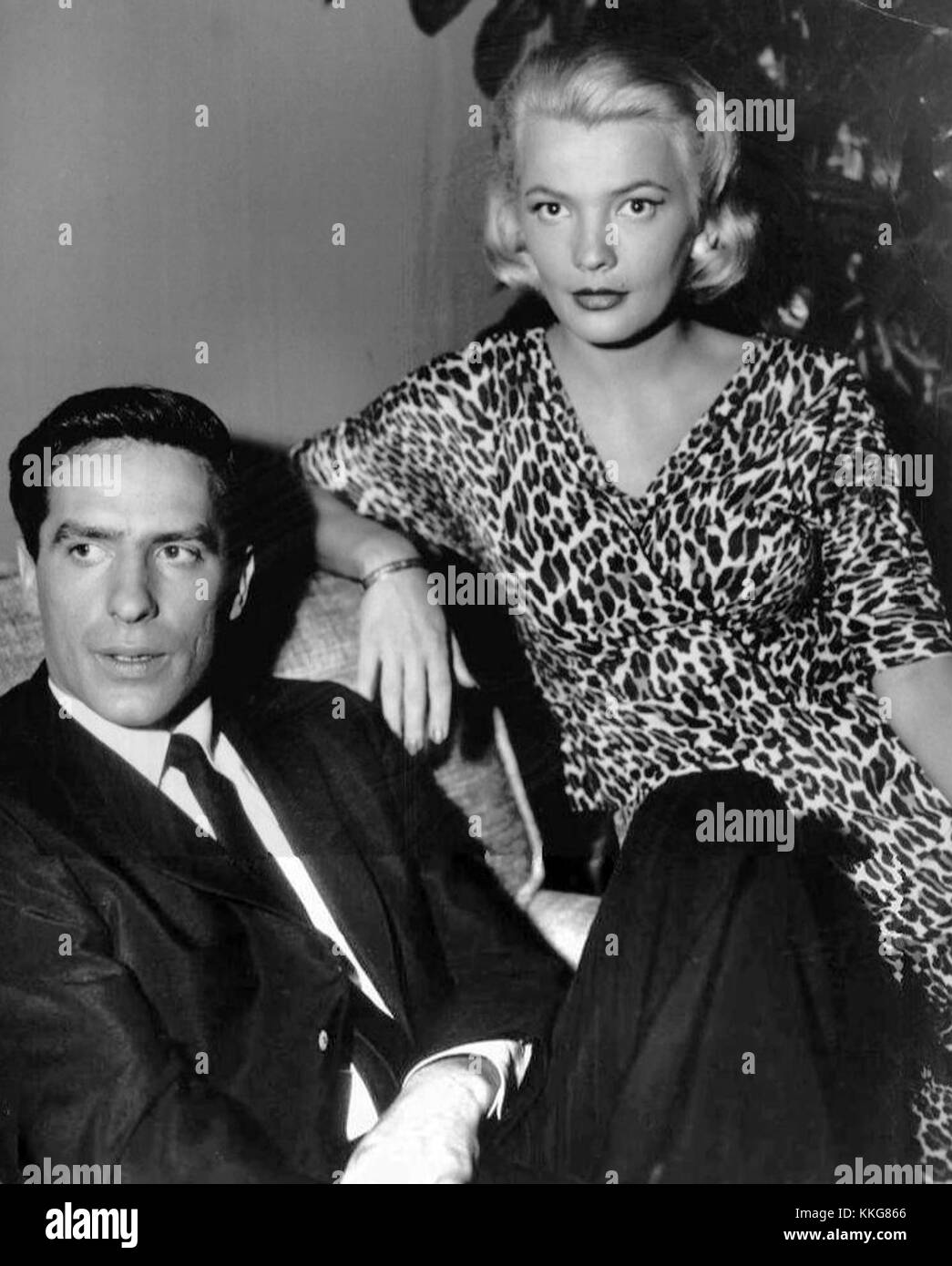 John Cassavetes et Gena Rowlands ont joué dans la série télévisée Johnny Staccato de 1959, qui combine des éléments de drame et de genre détective. Leurs performances ont été déterminantes pour donner le ton à la série. Banque D'Images