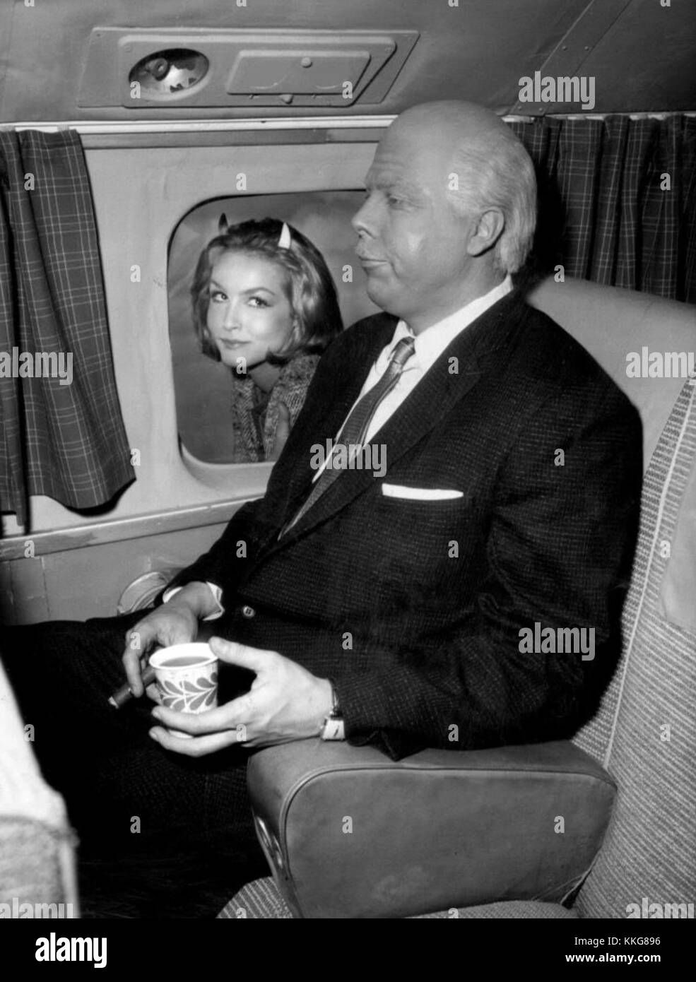 Une image promotionnelle mettant en vedette les actrices Julie Newmar et Albert Salmi de la série télévisée 'The Twilight zone', soulignant leurs rôles dans la série. Banque D'Images