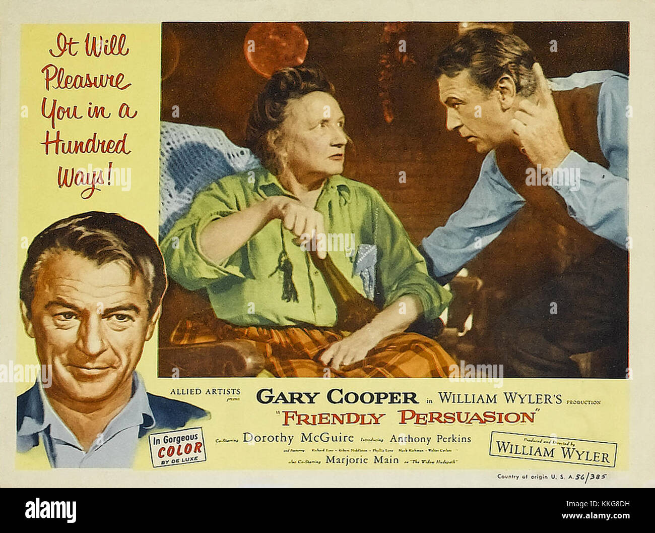 L'affiche promotionnelle de Friendly persuasion (1956), réalisée par William Wyler, présente une représentation dramatique des thèmes centraux du film. Le film, qui se déroule pendant la guerre civile, met en vedette Gary Cooper dans le rôle d'un fermier quaker déchiré entre ses croyances pacifistes et les réalités de la guerre. L'affiche capture la tension et le conflit moral qui définissent l'histoire du film, en mettant l'accent sur les luttes personnelles des personnages principaux. Banque D'Images