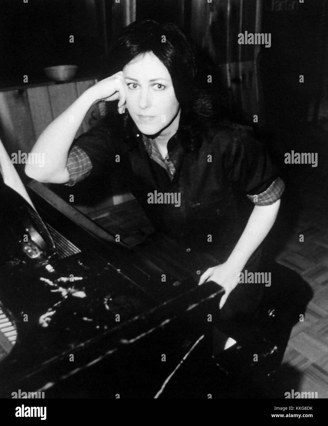 Grace Slick, une chanteuse de rock américaine de premier plan, est présentée dans une photo publicitaire de son temps avec RCA Records. Connue pour sa voix distinctive et son rôle dans des groupes comme Jefferson Airplane, elle reste une figure clé de la musique rock des années 1960 et 1970. Banque D'Images