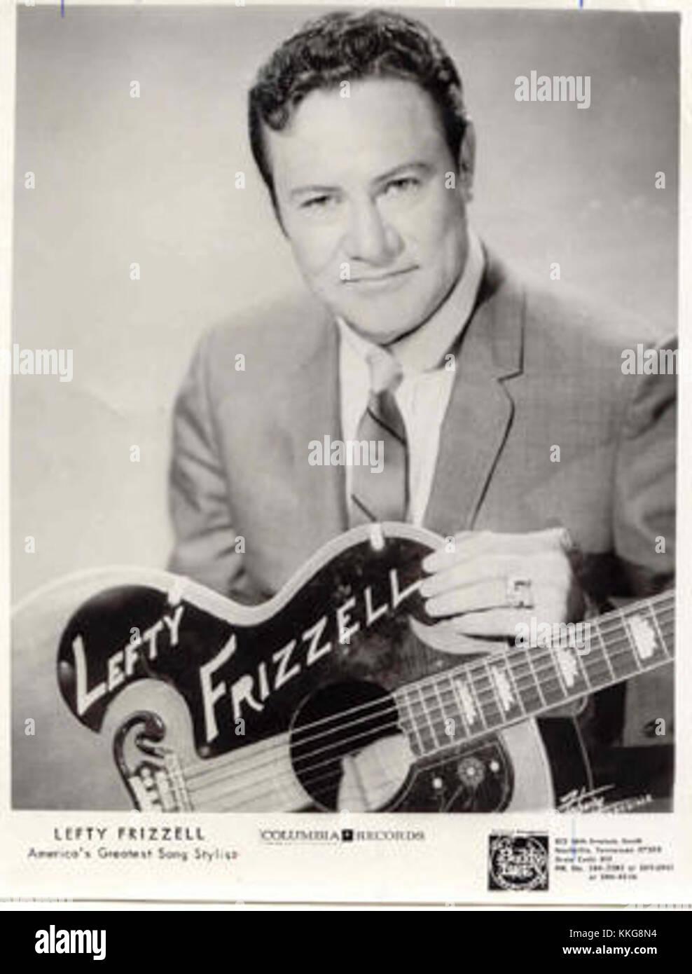 Une photographie publicitaire de Lefty Frizzell, un chanteur country américain renommé, prise alors qu'il travaillait pour Columbia Records, soulignant sa contribution à la musique country. Banque D'Images