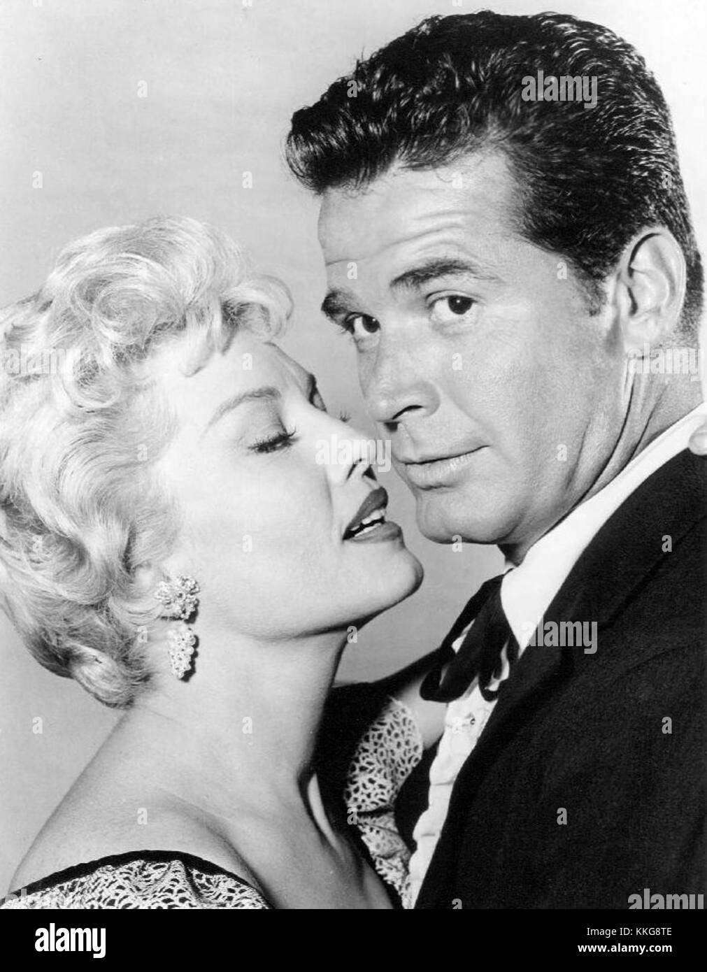 James Garner et Jean Willes jouent dans la série télévisée de 1960 *Maverick*. Le spectacle, un mélange de WESTERN et de comédie, mettait en vedette Garner dans le rôle du charmant joueur, Bret Maverick. Banque D'Images