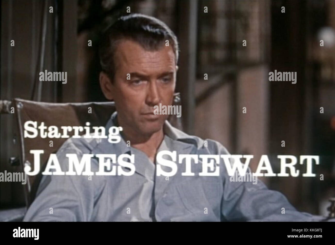 James Stewart a joué dans le thriller d'Alfred Hitchcock’ de 1954, 'Rear Window', dans lequel il joue le rôle d'un photographe qui croit avoir été témoin d'un meurtre. Le film est célèbre pour son suspense et l'utilisation innovante d'un seul lieu. Banque D'Images James Stewart a joué dans le thriller d'Alfred Hitchcock’ de 1954, 'Rear Window', dans lequel il joue le rôle d'un photographe qui croit avoir été témoin d'un meurtre. Le film est célèbre pour son suspense et l'utilisation innovante d'un seul lieu. Banque D'Images