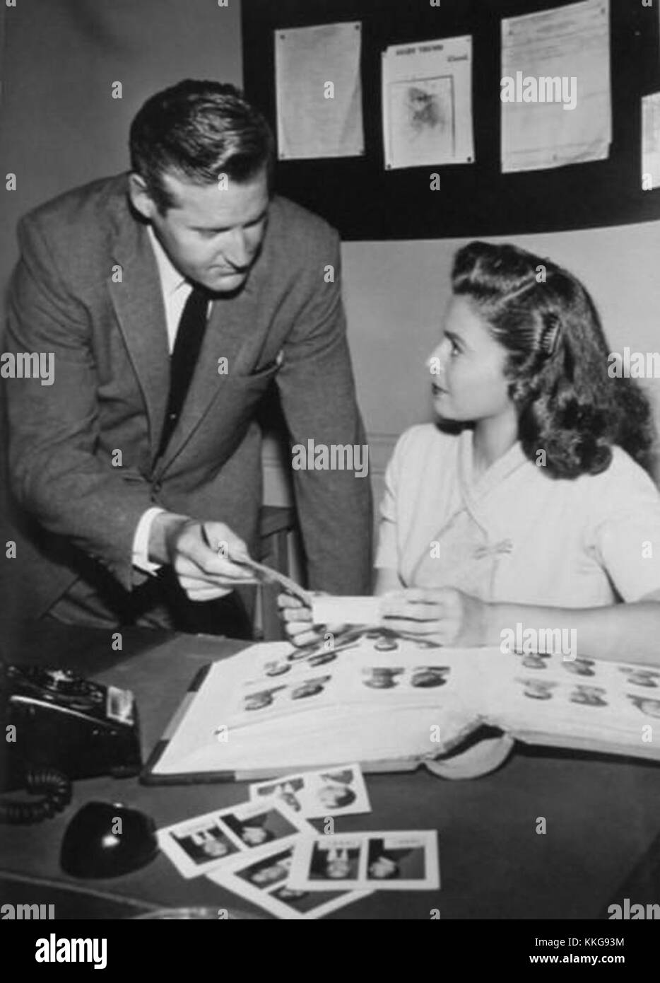 Marshall Reed et Donna Martell jouent dans 'The Lineup', un film des années 1950, mettant en vedette leurs performances dans ce drame criminel avec des personnages et une intrigue fascinants. Banque D'Images