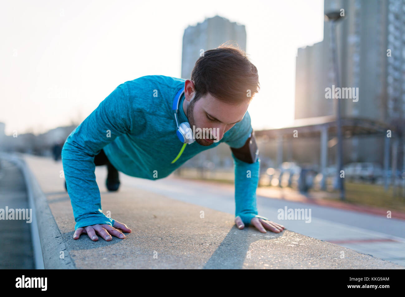 Jeune homme séduisant faisant pousser à l'extérieur de l'onduleur Banque D'Images