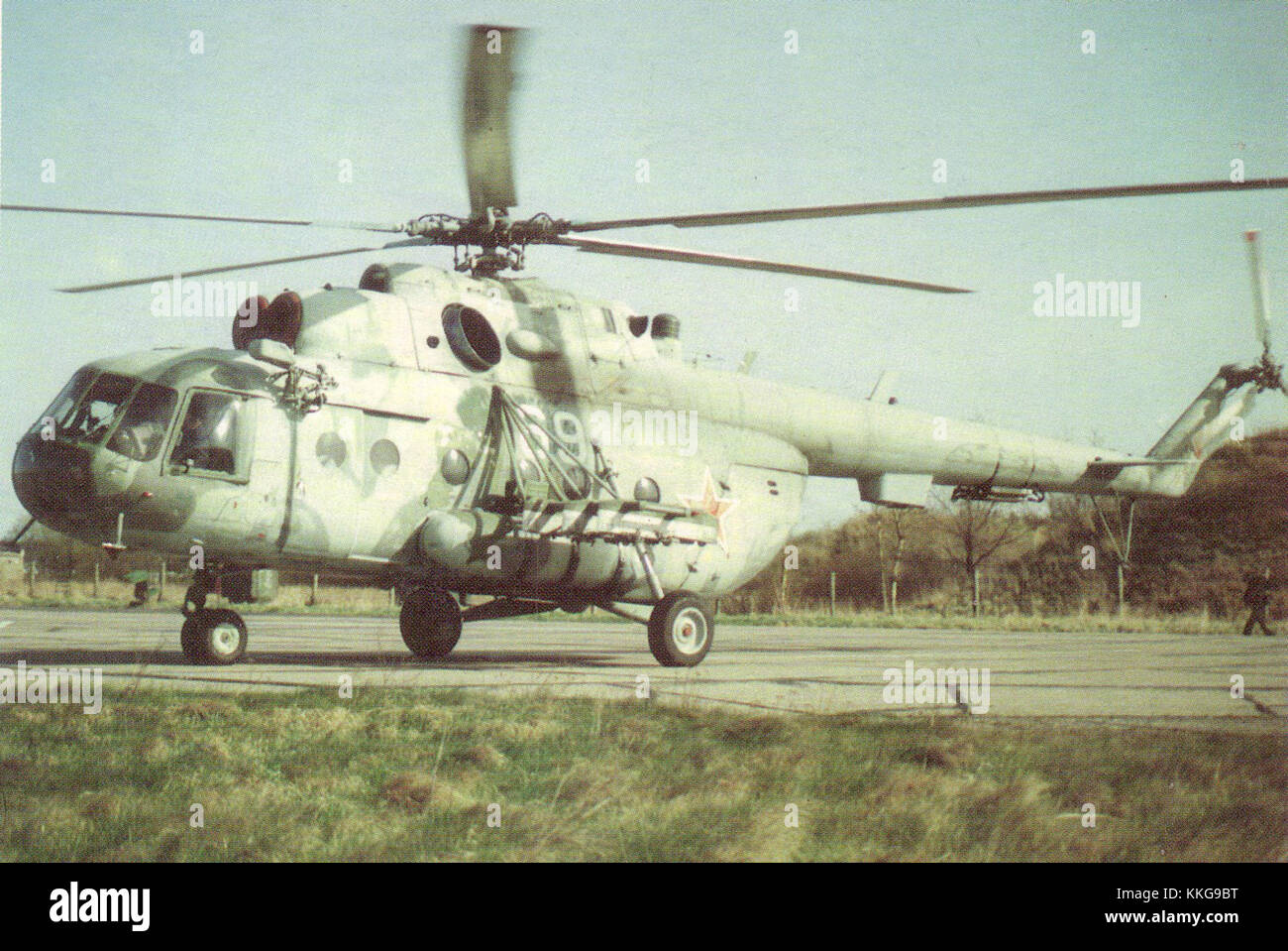Le Mi-8MT est un hélicoptère militaire de fabrication russe utilisé pour diverses opérations. Le Mi-8MT NTW est une variante conçue pour la guerre tactique, offrant des capacités de transport et de combat. Banque D'Images