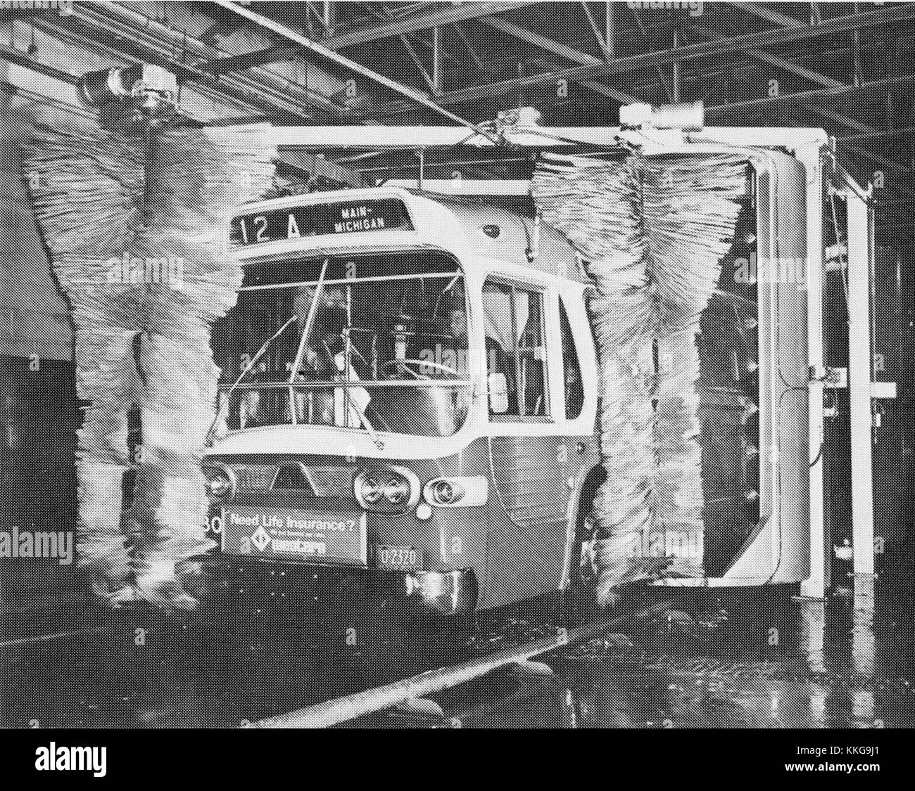 Le rapport annuel de l'ALENA pour 1974-1975 décrit en détail les opérations et les finances de la Niagara Frontier Transportation Authority au cours de cette période. Banque D'Images