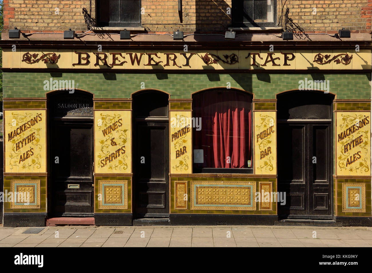 Le pub Old Brewery Tap, qui a été converti en espace d'exposition pédagogique sur les arts, Old Town, Folkestone, Kent, Angleterre, Royaume-Uni Banque D'Images
