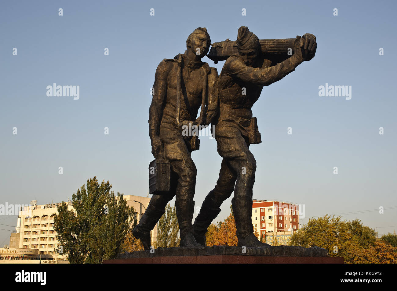 Sculpture représentant deux soldats de la Deuxième Guerre mondiale  (Kirghizistan Photo Stock - Alamy