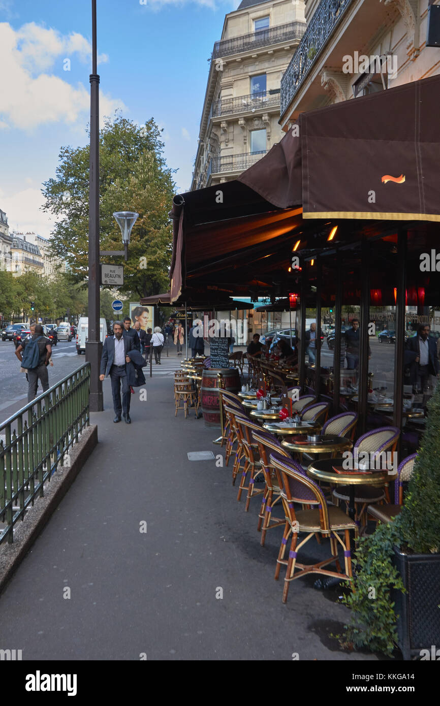 Paris, France - 3 octobre 2017 : vue sur l'avenue de Wagram . Sur la rue piétons marchant et les tables de café de rue. Banque D'Images