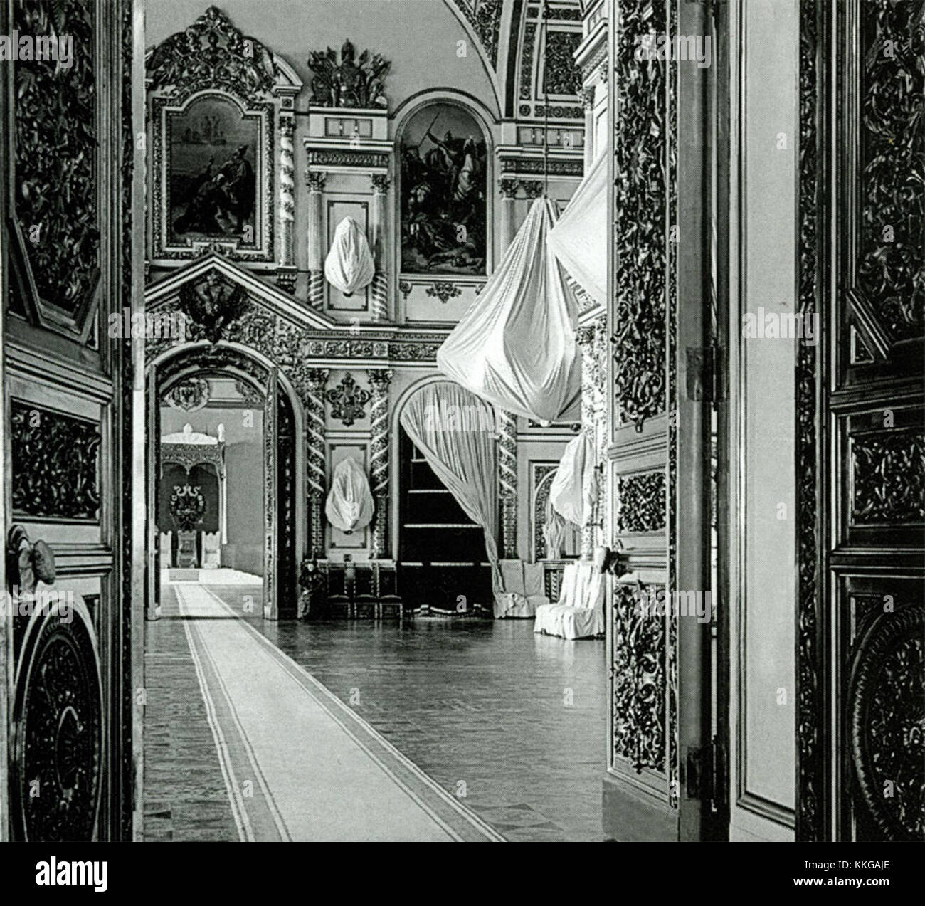 Une photographie de 1896 du Grand Palais du Kremlin à Moscou, Russie, lors de la cérémonie du couronnement du tsar Nicolas II, capturant la grandeur de l'événement. Banque D'Images