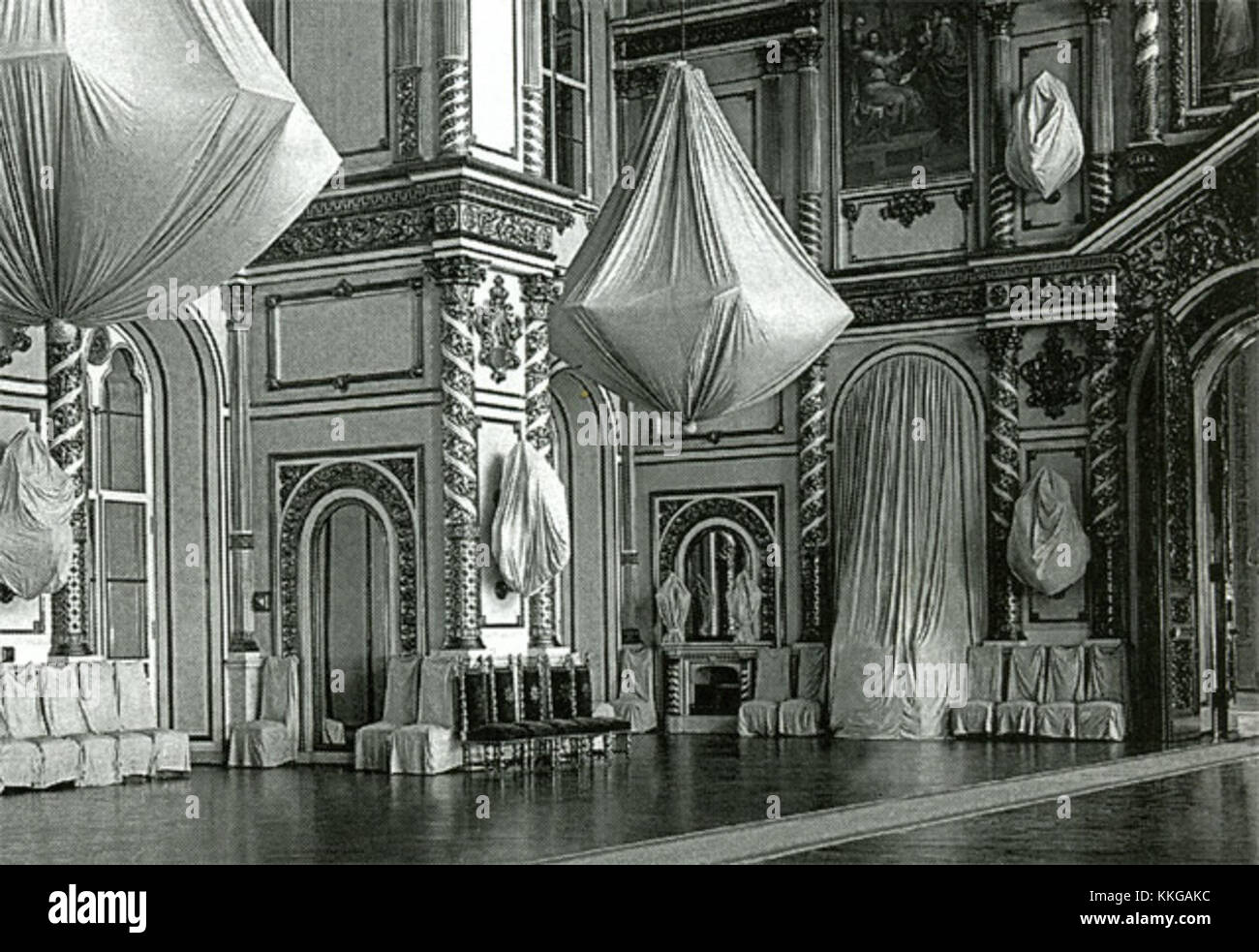 Une photographie historique du Grand Palais du Kremlin pendant le couronnement de 1896, capturant la grandeur de l'événement royal russe. Banque D'Images