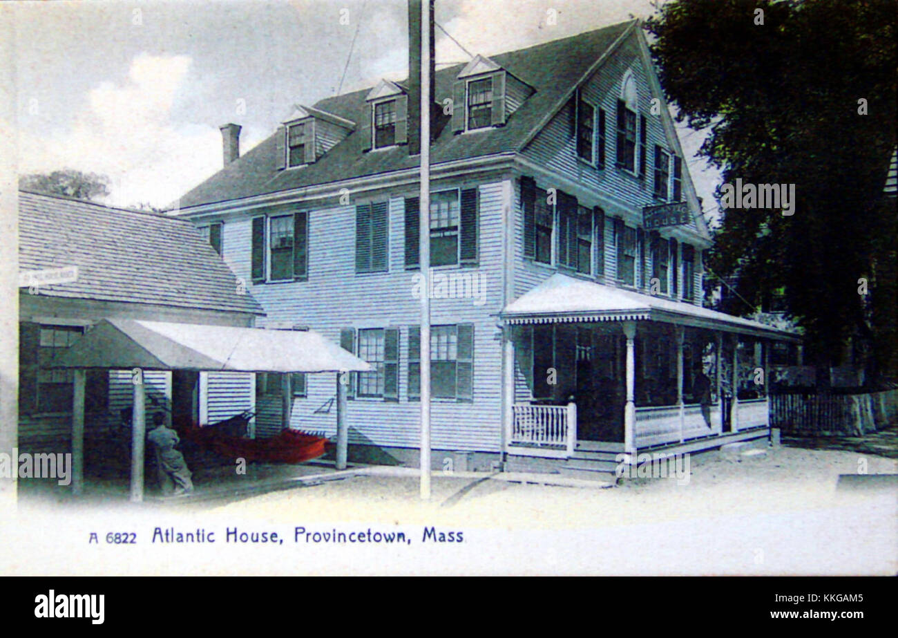 Ptown A-House est un bâtiment historique situé à Provincetown, Massachusetts, construit autour de 1905. La structure reflète les styles architecturaux de son époque et contribue au patrimoine culturel de la région. Banque D'Images