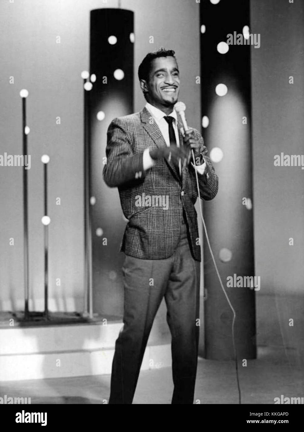 Une photographie capturant Sammy Davis Jr., chanteur, danseur et acteur américain de renom, lors d'une performance en 1966, mettant en valeur sa présence et son talent dynamiques sur scène. Banque D'Images