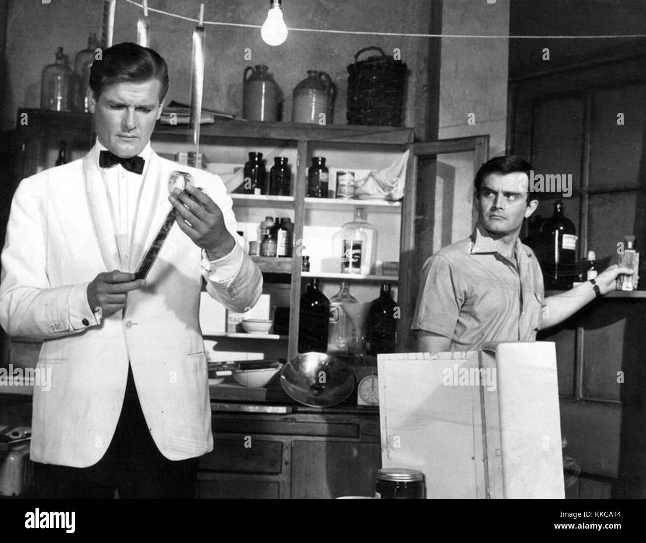 Roger Moore, célèbre pour son interprétation de James Bond, a également joué dans la série télévisée 'The Saint', où il a joué Simon Templier. Cette image de 1969 capture Moore dans son rôle de Templier. Banque D'Images