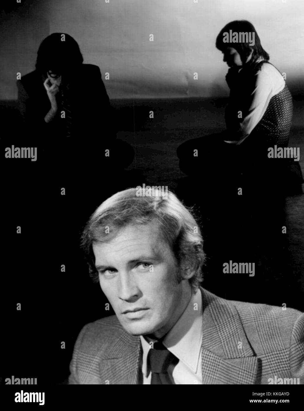 Une image promotionnelle de la série télévisée de 1971 'The Psychiatrist', mettant en vedette l'acteur Roy Thinnes dans le rôle du Dr James Whitman, dépeignant une scène de ce drame éphémère qui explorait des cas psychologiques complexes. Banque D'Images
