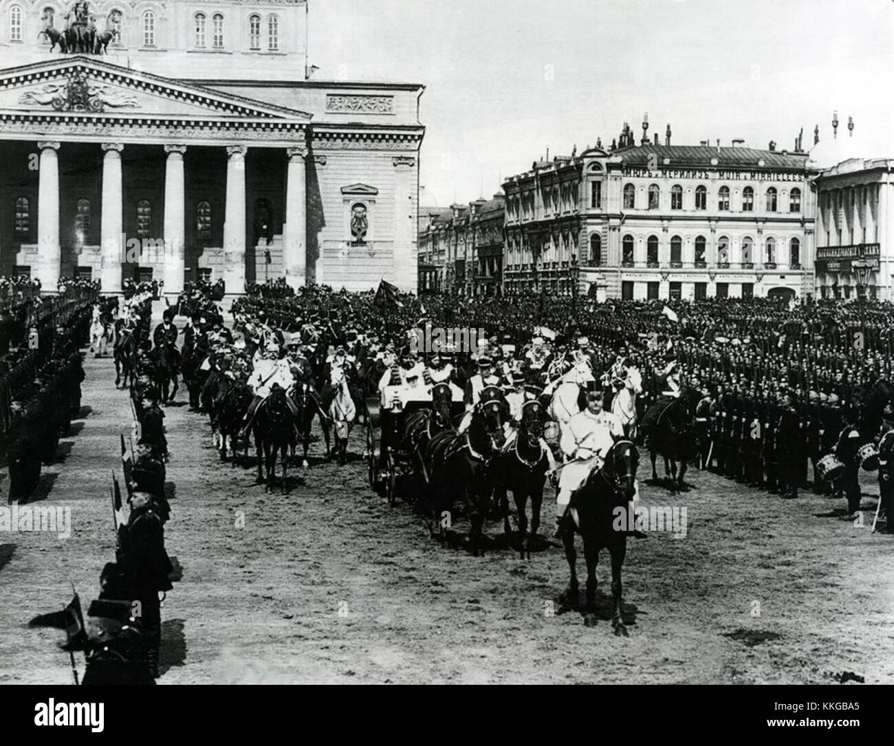 Une revue des troupes tenue sur la place du Théâtre en 1903 présente un rassemblement cérémoniel de militaires. Cet événement historique met en lumière l’organisation et l’exposition des forces militaires dans un cadre public. Banque D'Images