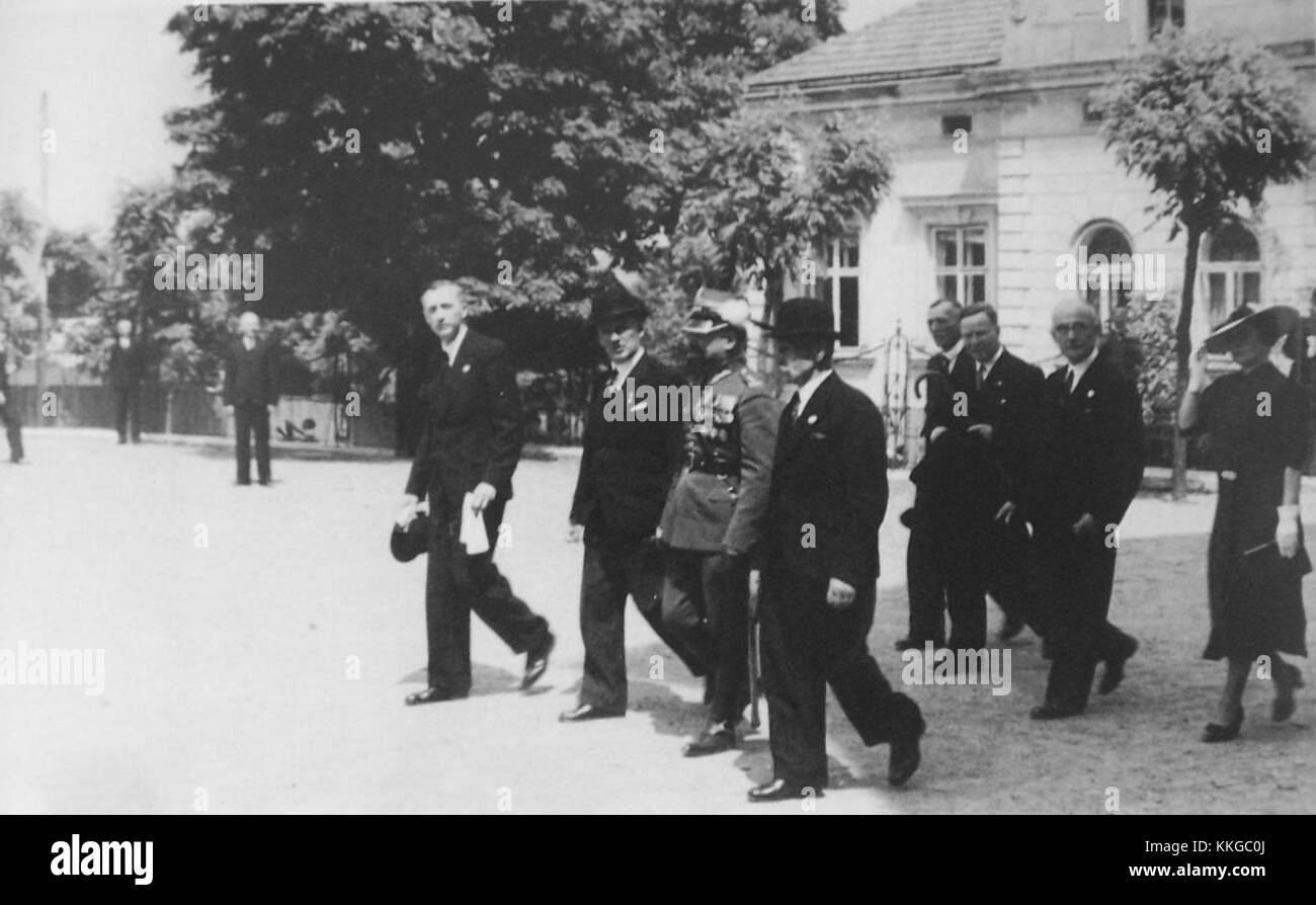 La photographie de 1938 commémore le 50e anniversaire du gymnase Queen Sophia de Sanok. La photo de groupe capture les étudiants et les professeurs de l'école lors d'une célébration spéciale marquant le jalon. Banque D'Images