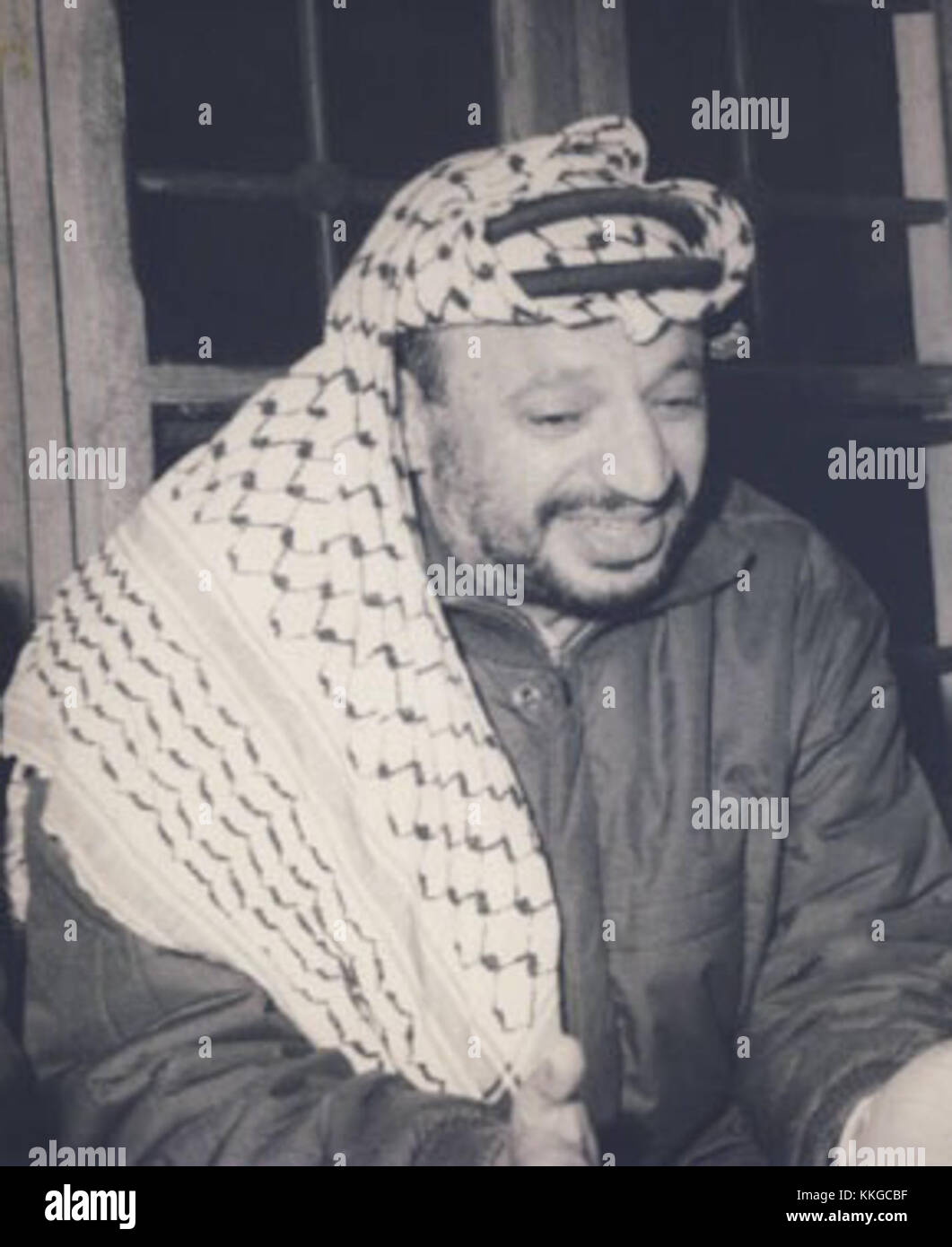 Le keffiyeh Arafat est un foulard palestinien traditionnel porté par les dirigeants, symbolisant la résistance et la solidarité. Il est devenu un élément emblématique de l'identité palestinienne, en particulier associé à Yasser Arafat. Banque D'Images