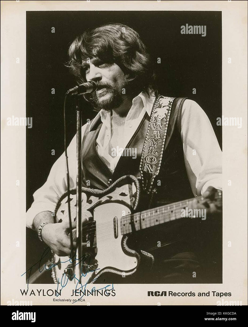 Cette carte promotionnelle pour Waylon Jennings, émise par RCA, met en lumière sa carrière dans la musique country. Connu pour ses contributions au mouvement country hors-la-loi, Jennings a été une figure clé dans le façonnement du son du genre. Banque D'Images