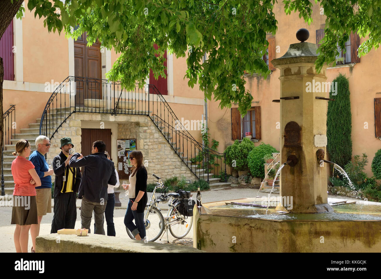 Dégustation de vin cycling group tour à Flassan village. Vaucluse. Provence. France Banque D'Images