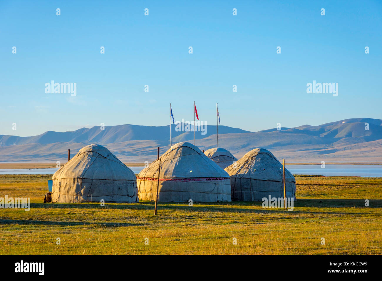 Les yourtes et les mâts de drapeau par chanson kul lake, Kirghizistan Banque D'Images
