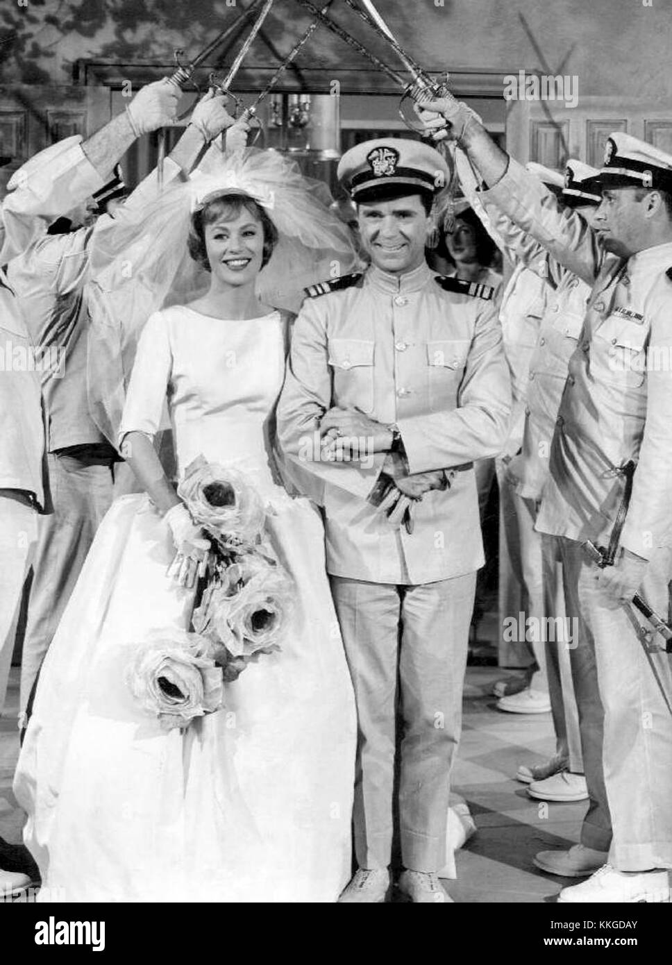 Abby Dalton et Jackie Cooper, deux acteurs bien connus, sont photographiés lors de leur mariage en 1962. Cette image capture un moment mémorable de leur mariage médiatisé. Banque D'Images