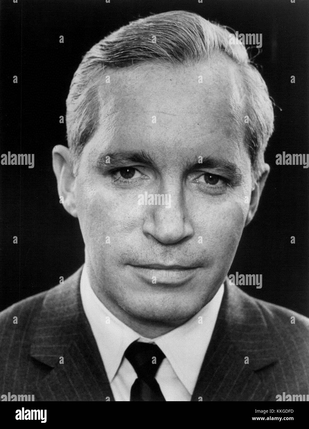 Cette photo de presse de la Maison Blanche datant de 1968, mettant en vedette Frank Reynolds, présentateur d'ABC Evening News, capture un moment de retransmission de l'actualité historique au cours d'une période critique de la politique américaine. Banque D'Images