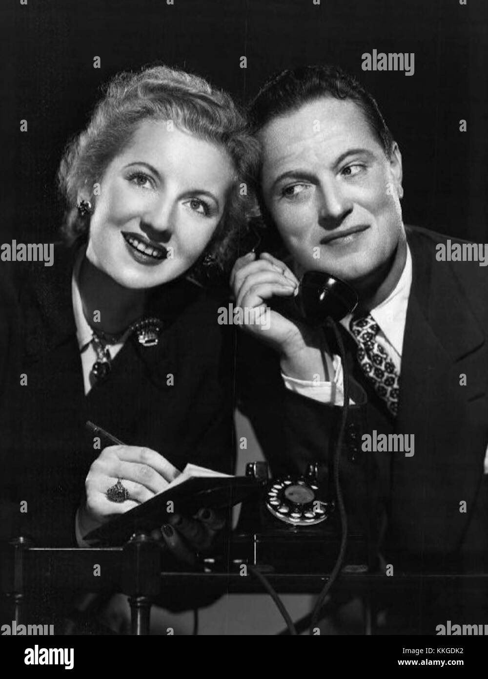 Alice Frost et Joseph Curtin ont joué dans le film des années 1950 'Mr. and Mrs. North', une série télévisée populaire. Le spectacle était connu pour ses éléments mystérieux et détectives, avec les personnages principaux résolvant des crimes. Banque D'Images