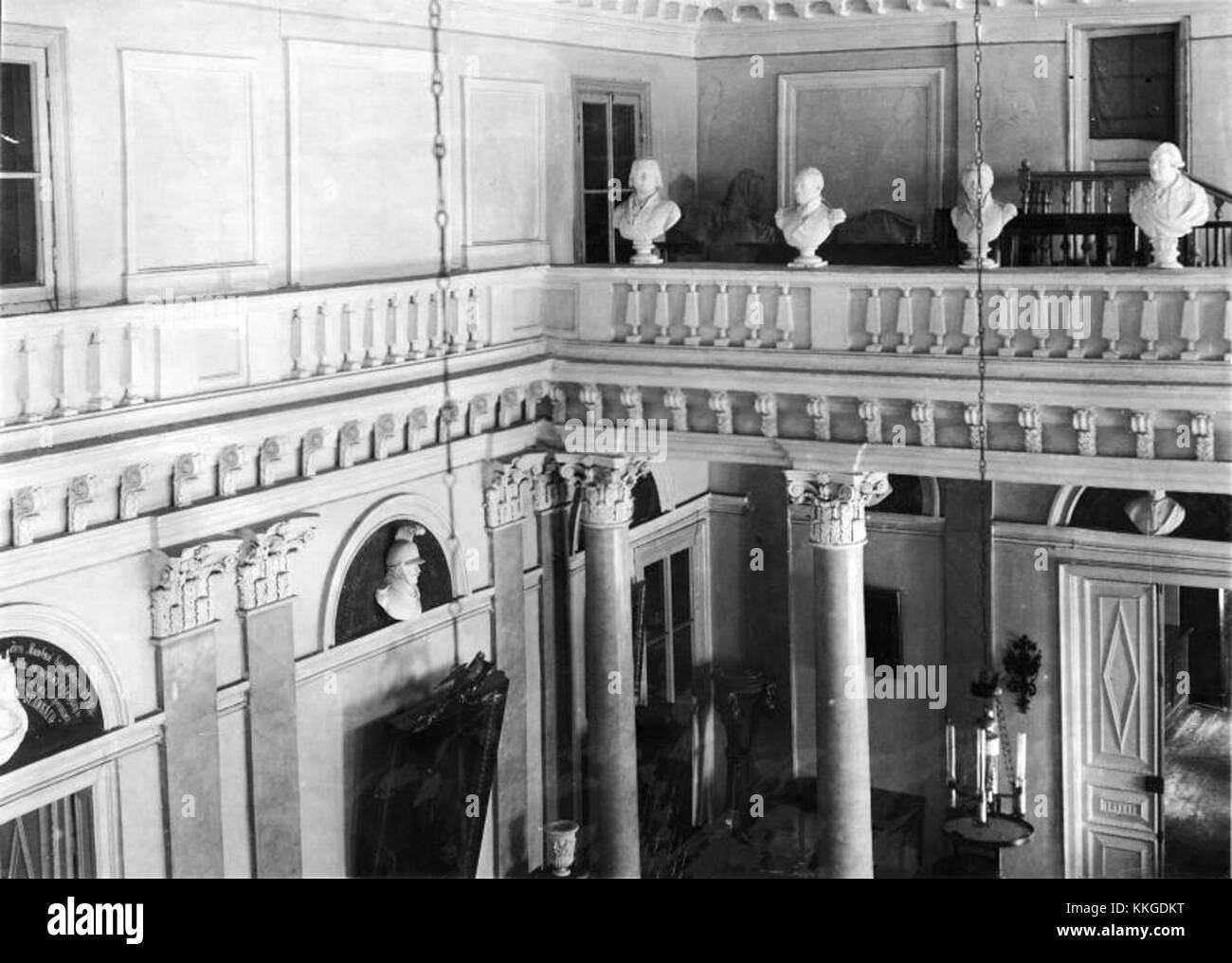 Le palais Apraksin, situé à Pétersbourg, en Russie, est un bâtiment historique réputé pour son style architectural et son rôle dans l'histoire impériale russe. Le palais a d'abord été construit comme une grande résidence pour la noblesse russe et est devenu plus tard un symbole de la culture aristocratique. Banque D'Images