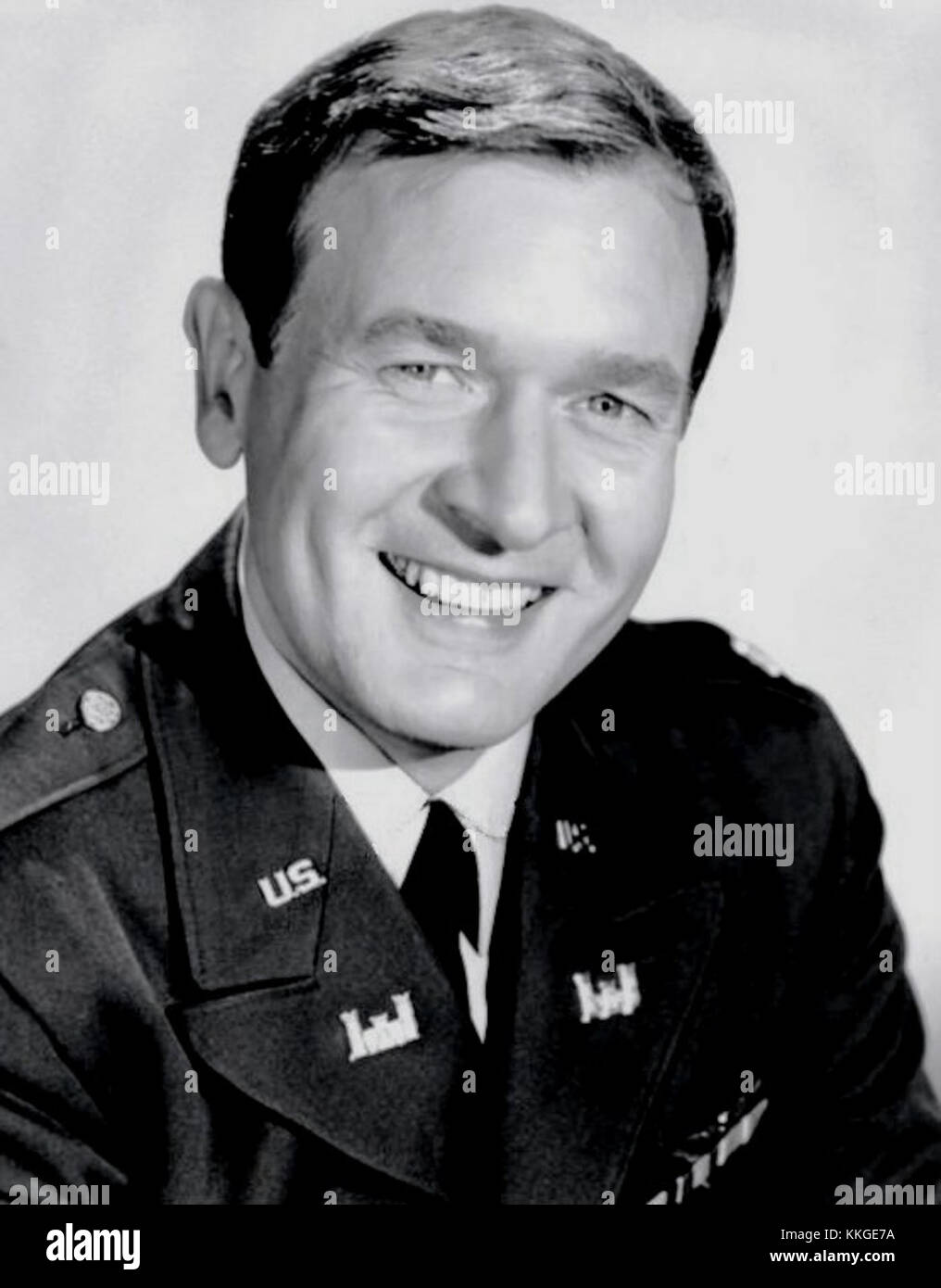 Bill Daily, connu pour son rôle dans la série télévisée de 1969 'I Dream of Jeannie', a joué le rôle du major Healey. Le spectacle, une sitcom populaire, explore les éléments comiques d'un génie dans une bouteille et la relation entre les personnages principaux, avec le portrait de Daily contribuant à son humour et son charme. Banque D'Images
