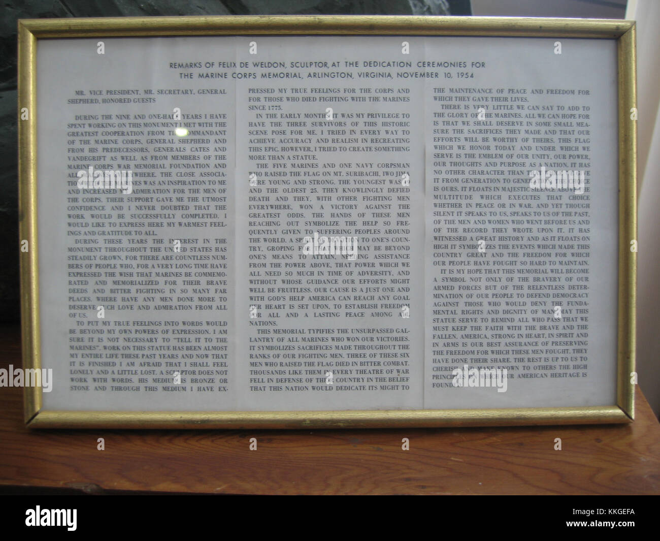 Le Marine corps War Memorial, situé à Arlington, en Virginie, est dédié à tous les Marines qui ont donné leur vie pour la défense des États-Unis. Les remarques soulignent son importance pour honorer leur service et leur sacrifice. Banque D'Images
