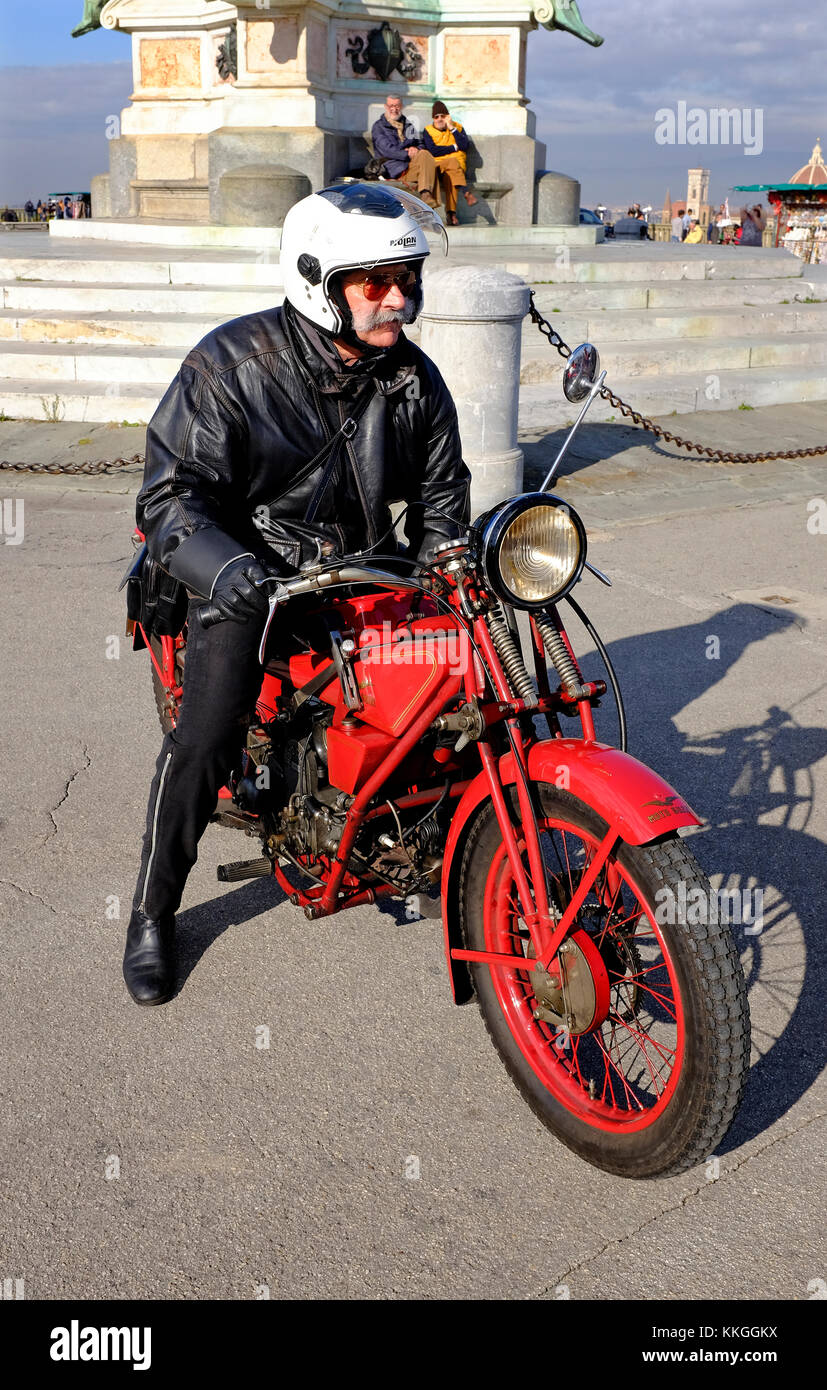 Senior man riding old red Moto Guzzi moto, Florence, Italie Banque D'Images