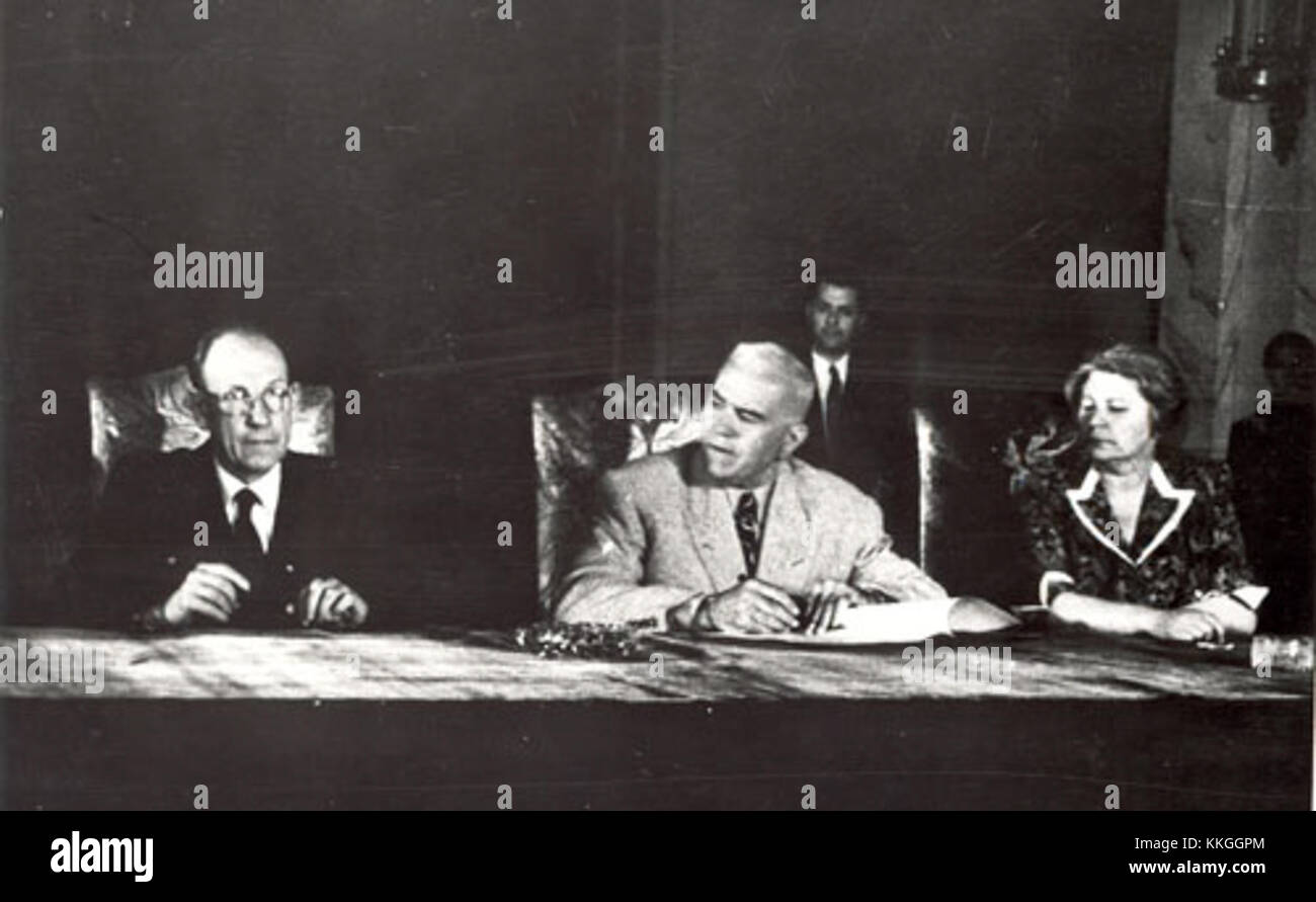 Photographie de 1948 représentant la visite d'une délégation de Tchécoslovaquie. L'image capture l'échange politique et culturel entre les Nations au cours de cette période. Banque D'Images