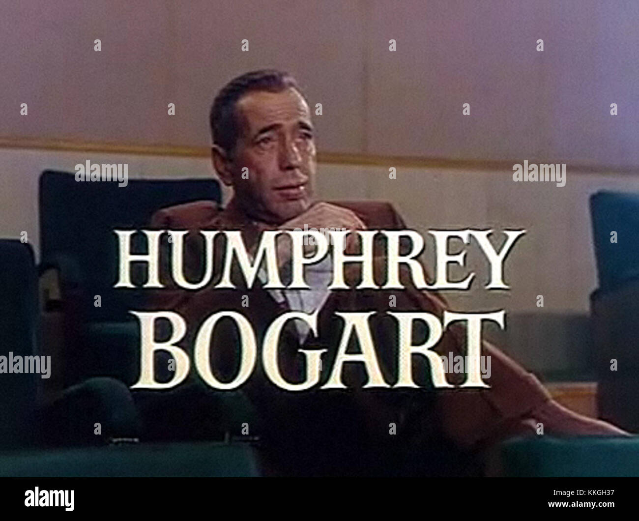 Cette bande-annonce met en vedette Humphrey Bogart dans le film de 1954 'The Barefoot Contessa', mettant en vedette son rôle emblématique dans ce drame romantique. Banque D'Images