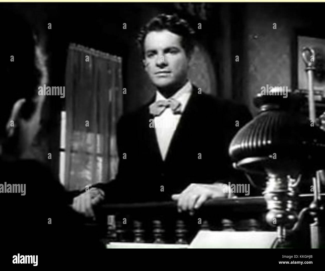 Cummings with Rains in Kings Row présente une scène du film Kings Row, montrant les personnages joués par Cummings et Rains. Le film, sorti en 1942, est un drame qui explore les luttes personnelles et sociétales dans une petite ville américaine. Banque D'Images