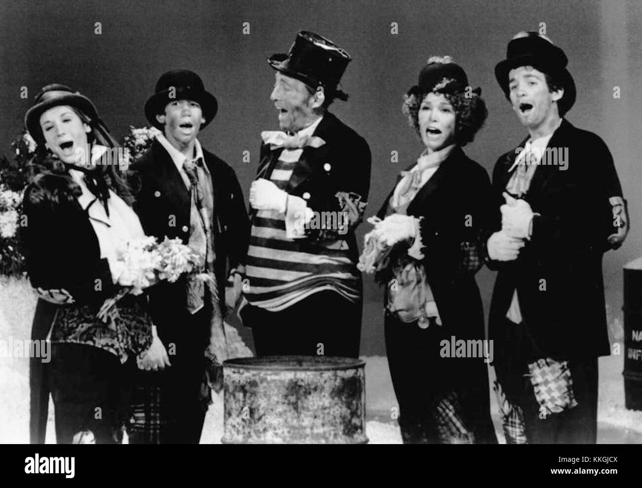 Une image promotionnelle de l'émission spéciale de Noël 1974 de Bing Crosby, mettant en vedette Crosby et sa famille. La photographie met en valeur l'atmosphère festive, avec Bing Crosby se produisant aux côtés des membres de sa famille, mettant en vedette un moment classique de l'âge d'or de la télévision américaine. Banque D'Images