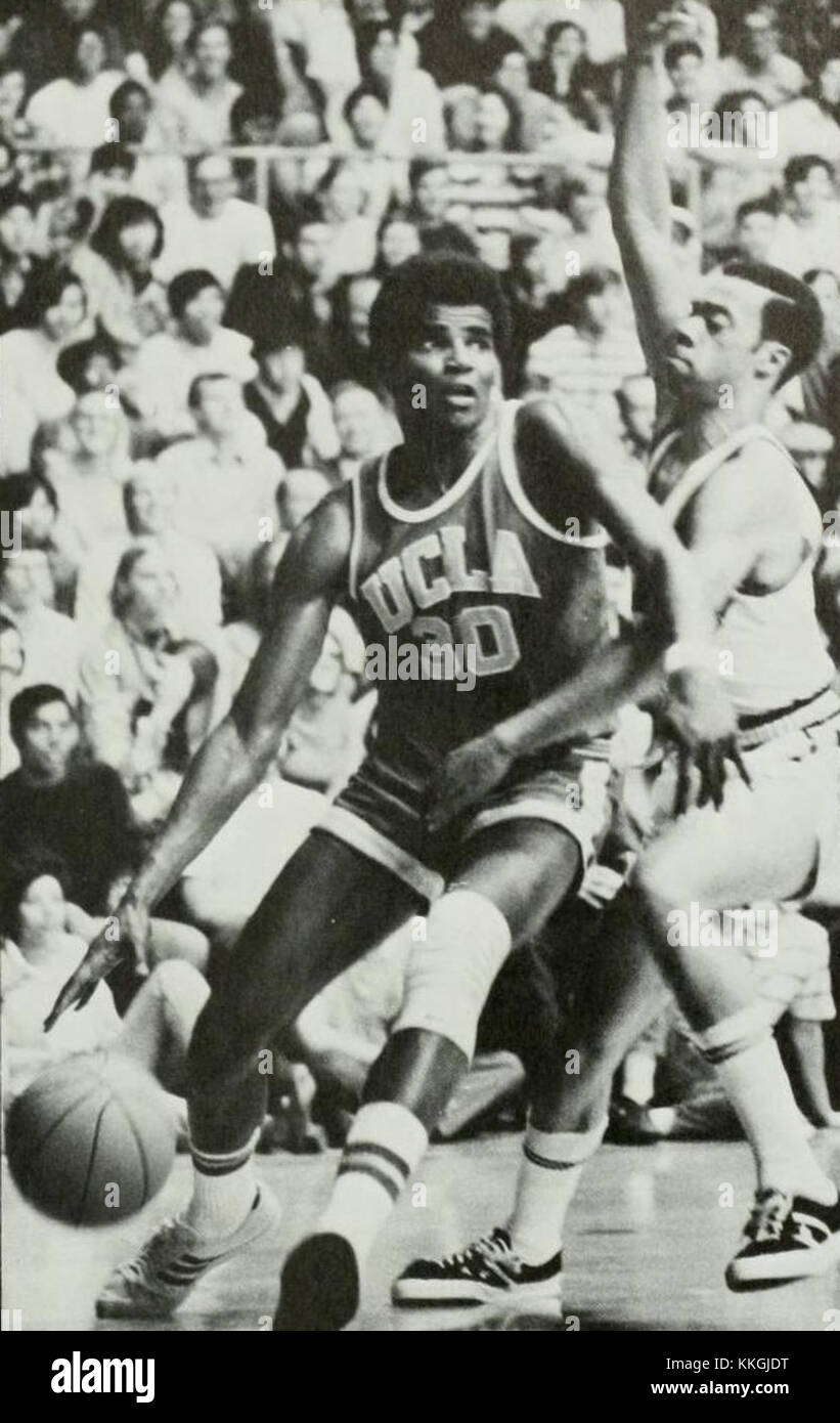 Curtis Rowe était un joueur américain de basket-ball de premier plan qui a joué en NBA. Connu pour ses compétences sur le terrain, il a été une figure clé pendant son temps dans la ligue, contribuant de manière significative à la performance de son équipe dans les années 1970 Cette image le capture probablement en action au cours de sa carrière. Banque D'Images