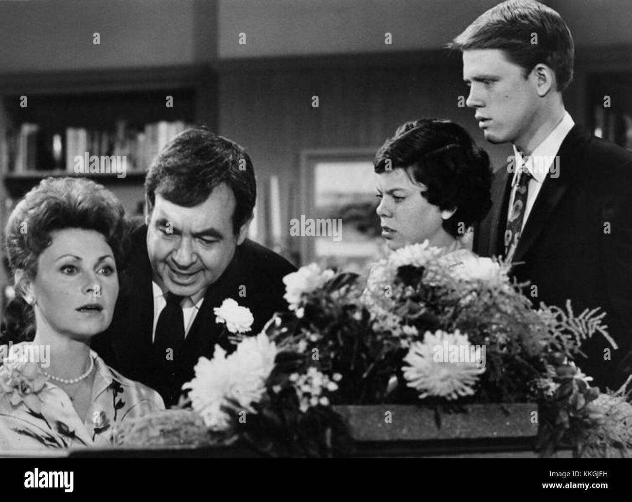 Une scène de l'émission de télévision de 1974 *Happy Days*, mettant en vedette la famille Cunningham. L'image capture la famille emblématique des sitcom américaines dans leur décor classique de style années 1950. Banque D'Images